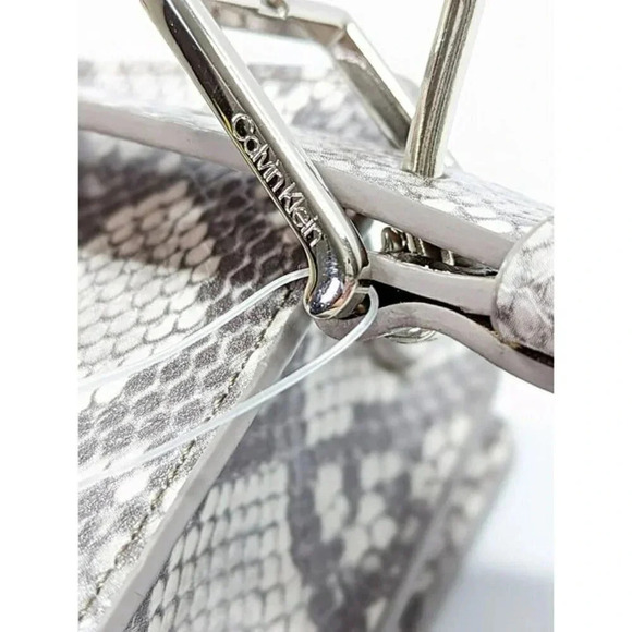 Calvin Klein Wide Flap Embossed Monogram Belt Bag Buckle Size M (MSRP $98) - Picture 6 of 12